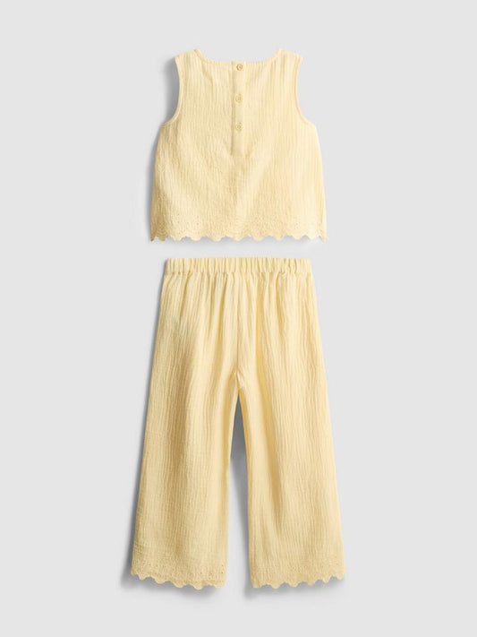 CONJUNTO AMARILLO DE BLUSA SIN MANGAS Y PANTALÓN