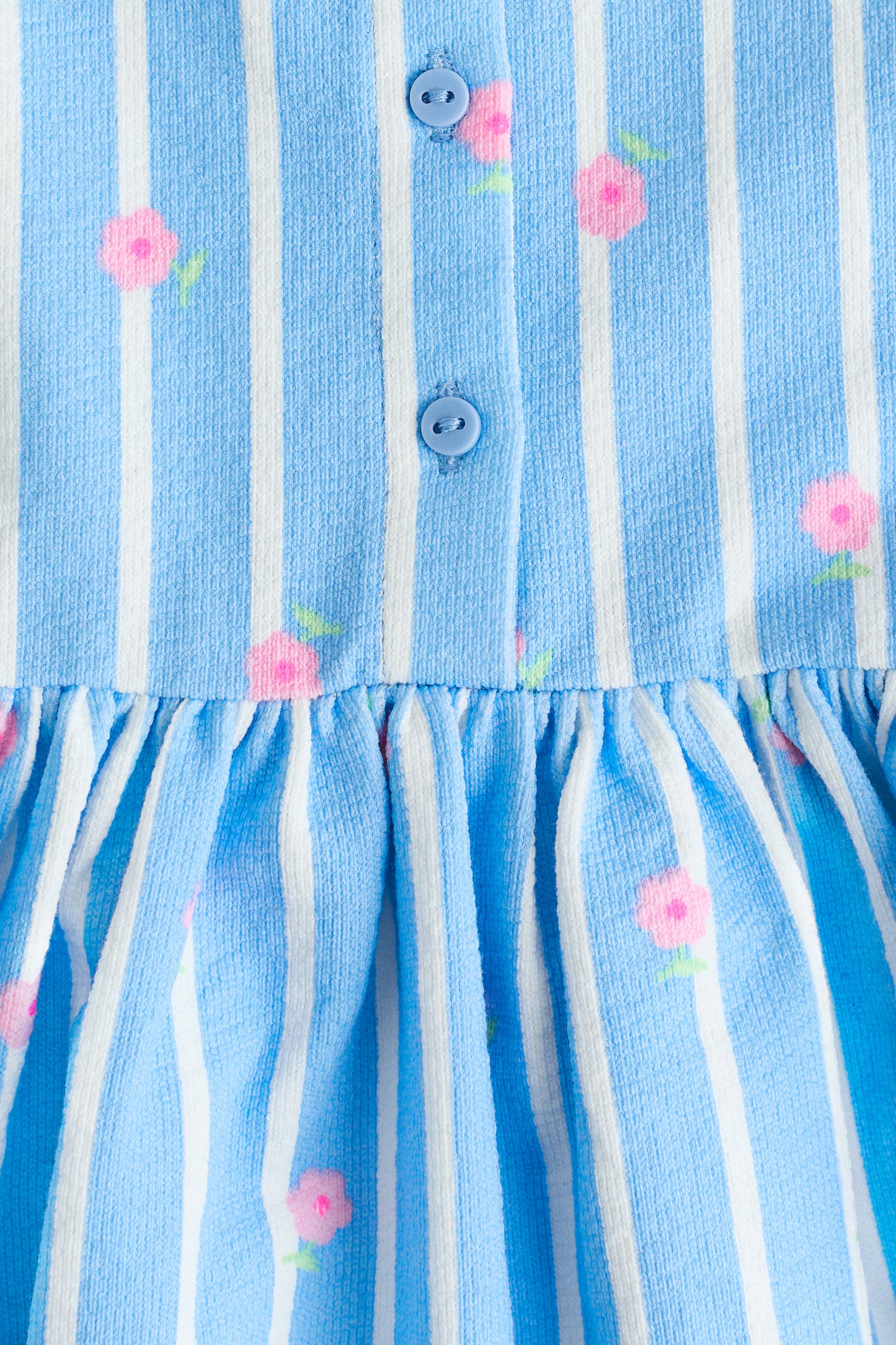 VESTIDO RAYADO AZUL CON FLORES ROSADAS
