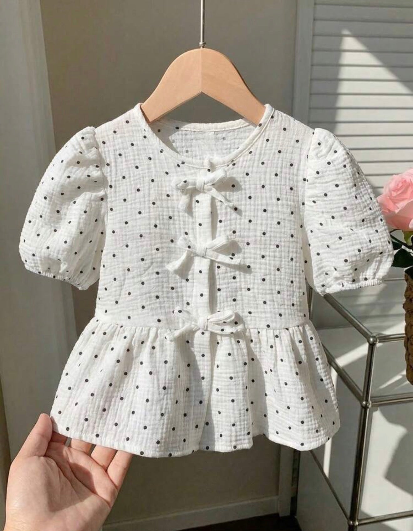 Blusa puntitos negros