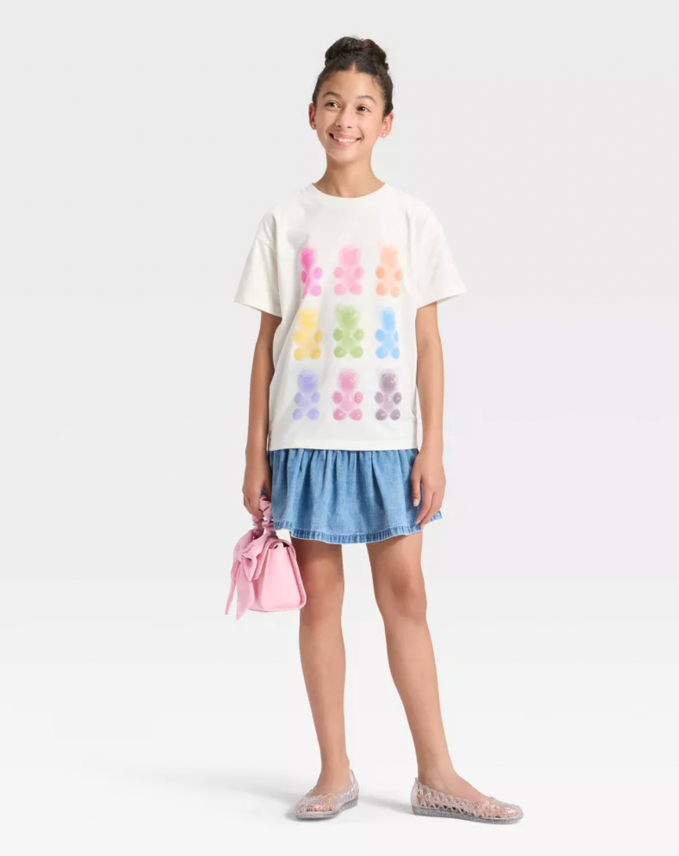 Camiseta blanca de gomitas colores