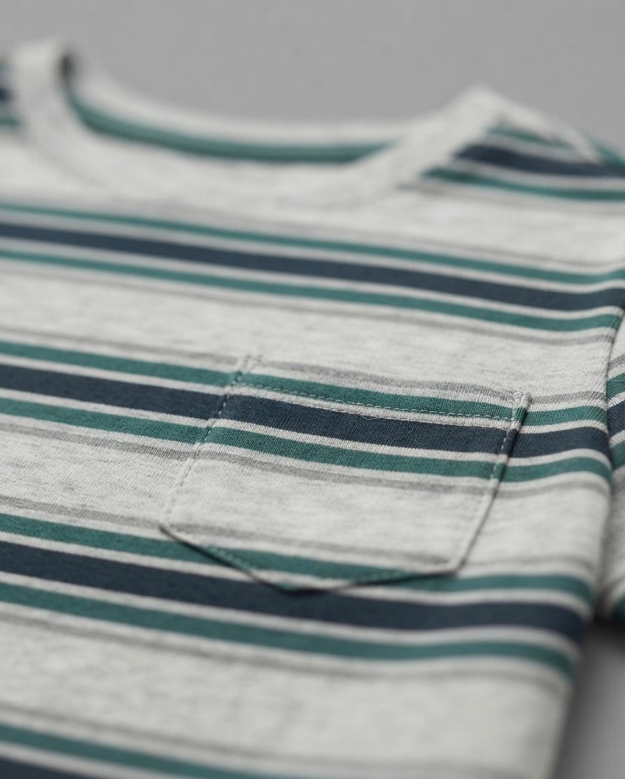 CAMISETA GRIS CON RAYAS VERDES