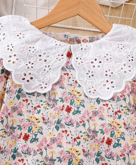 Camisa Floreada Con Cuello Peter Pan