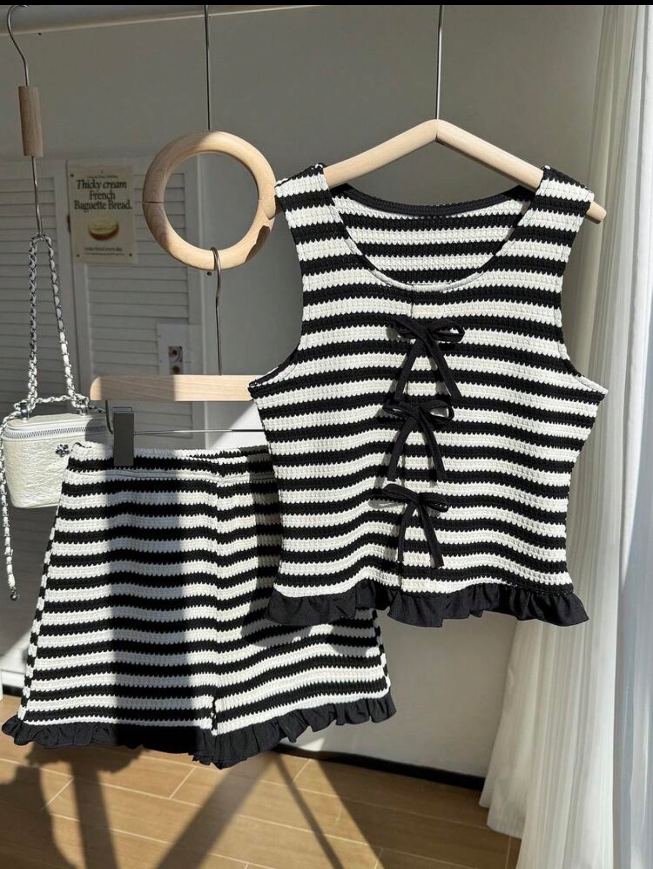 CONJUNTO SHORT Y TOP RAYADO NEGRO CON BLANCO