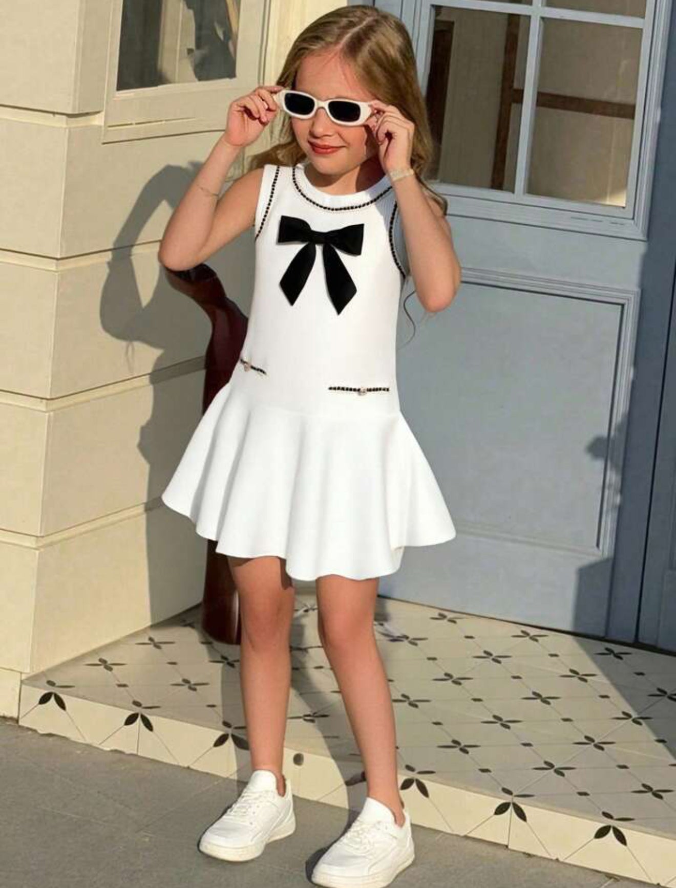 VESTIDO BLANCO CON CHONGO NEGRO