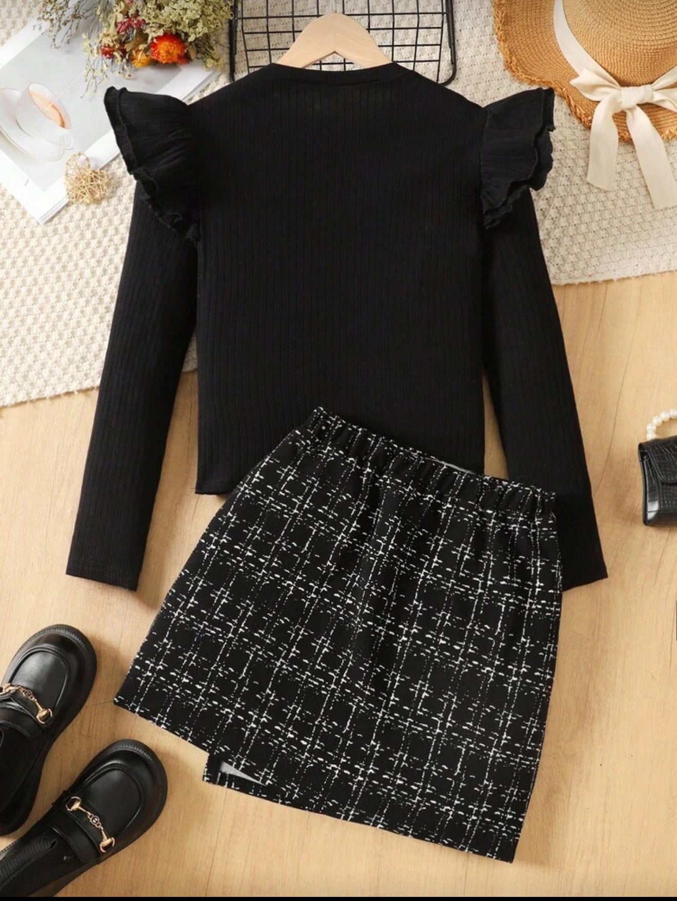Conjunto falda cuadros y camisa negra