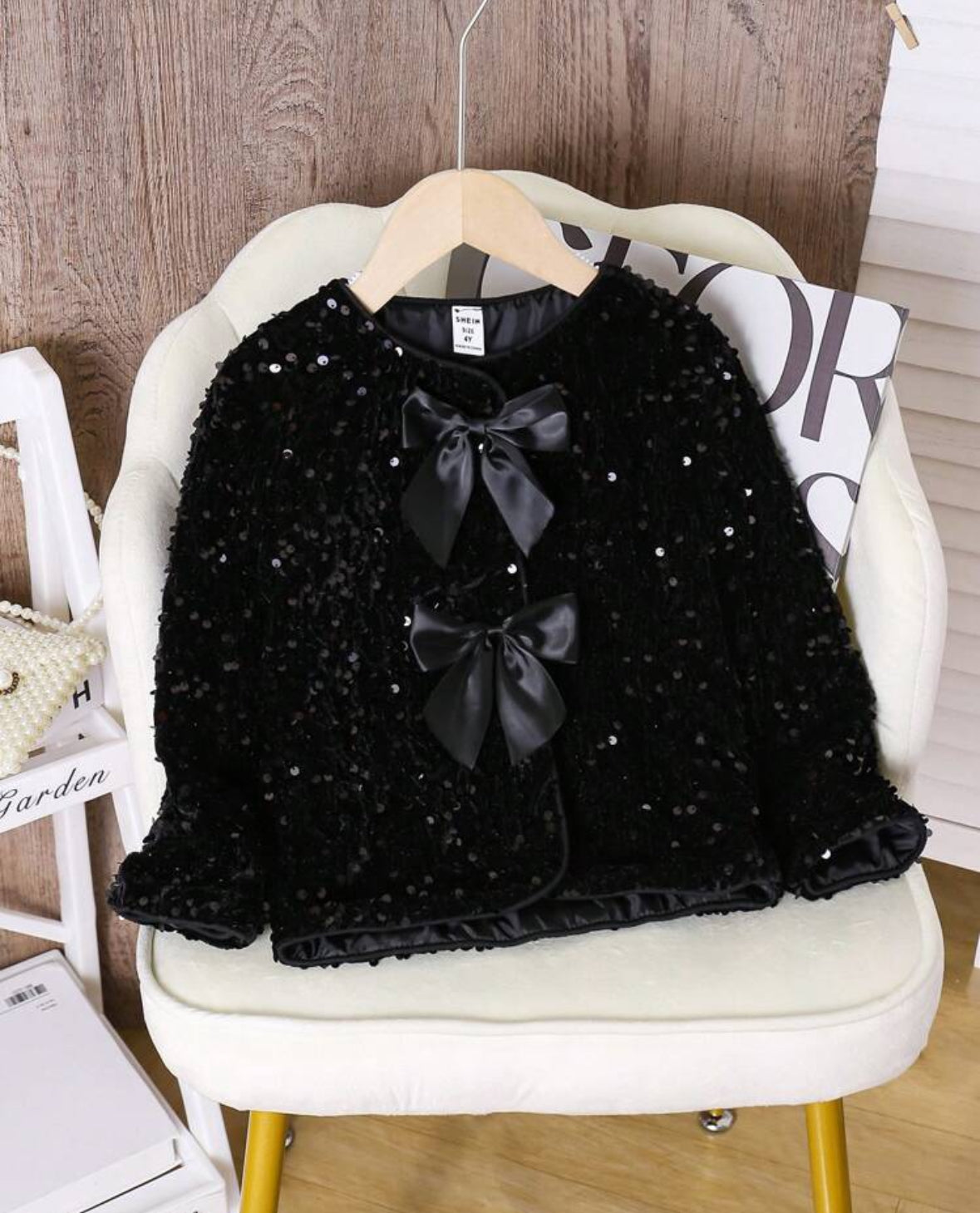 CHALECO DE LENTEJUELAS Y CHONGO