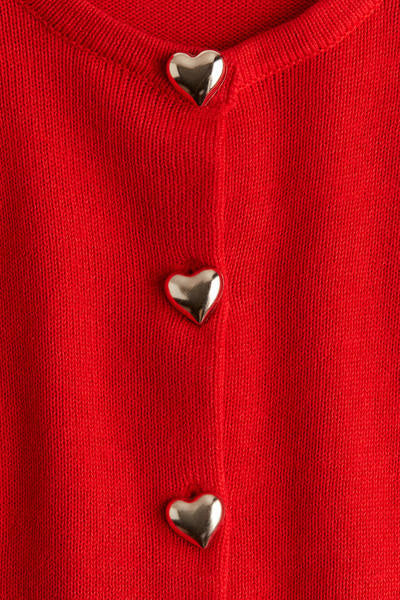 Sueter Punto Rojo con Botones de corazon
