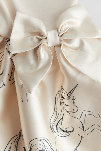 Vestido beige falda satin caballitos