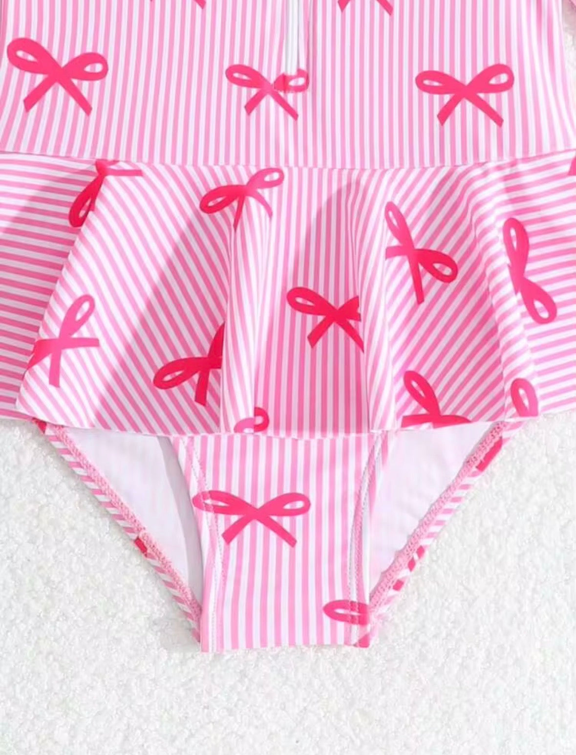 TRAJE DE BAÑO ROSA ESTAMPADO DE RAYAS Y MOÑOS
