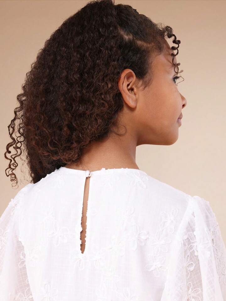 VESTIDO BLANCO CON MANGAS DE VUELO
