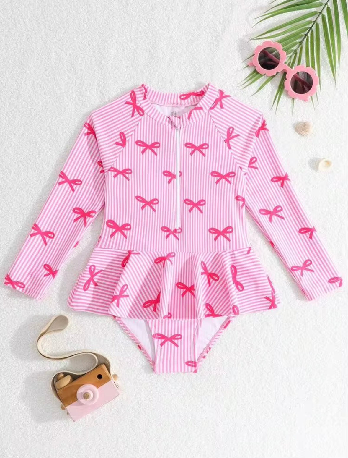 TRAJE DE BAÑO ROSA ESTAMPADO DE RAYAS Y MOÑOS
