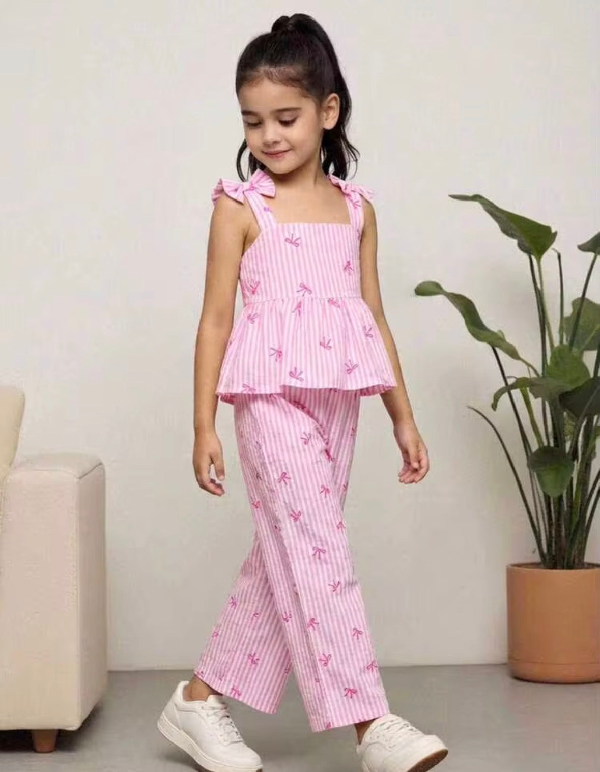 CONJUNTO ROSA CHONGUITOS EN LOS HOMBROS