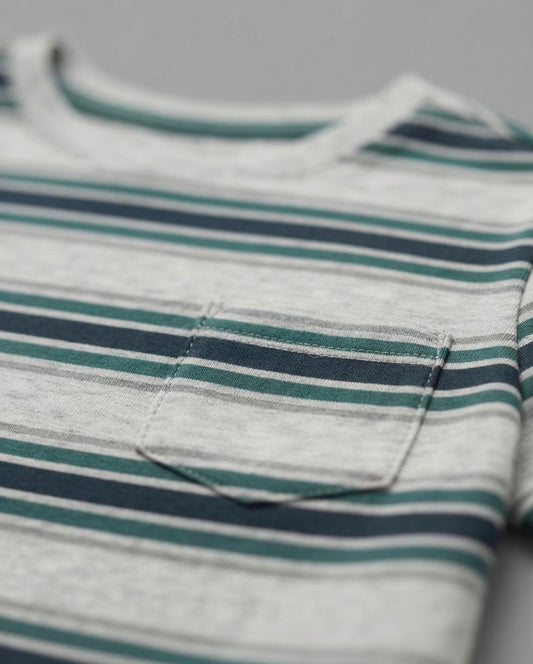 CAMISETA GRIS CON RAYAS VERDES