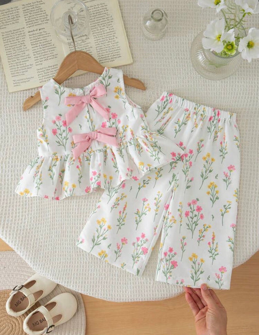 Conjunto floreado bebé primaveral