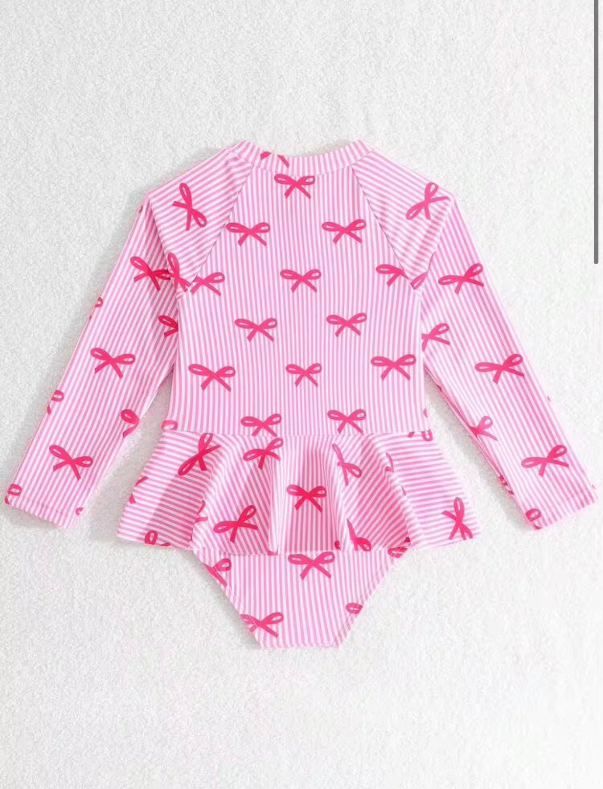 TRAJE DE BAÑO ROSA ESTAMPADO DE RAYAS Y MOÑOS