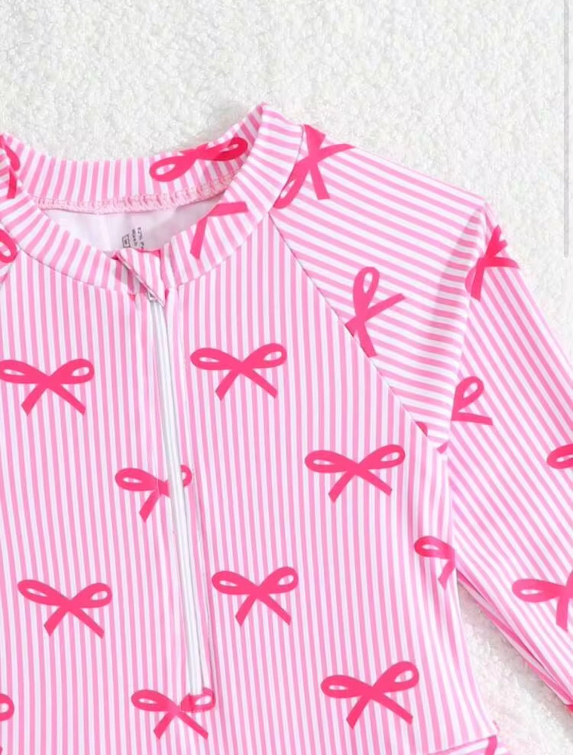 TRAJE DE BAÑO ROSA ESTAMPADO DE RAYAS Y MOÑOS