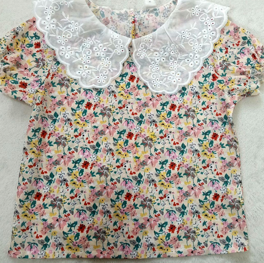 Camisa Floreada Con Cuello Peter Pan