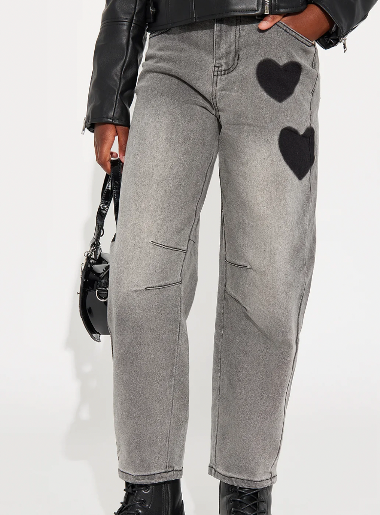 Jean Ancho con Corazones