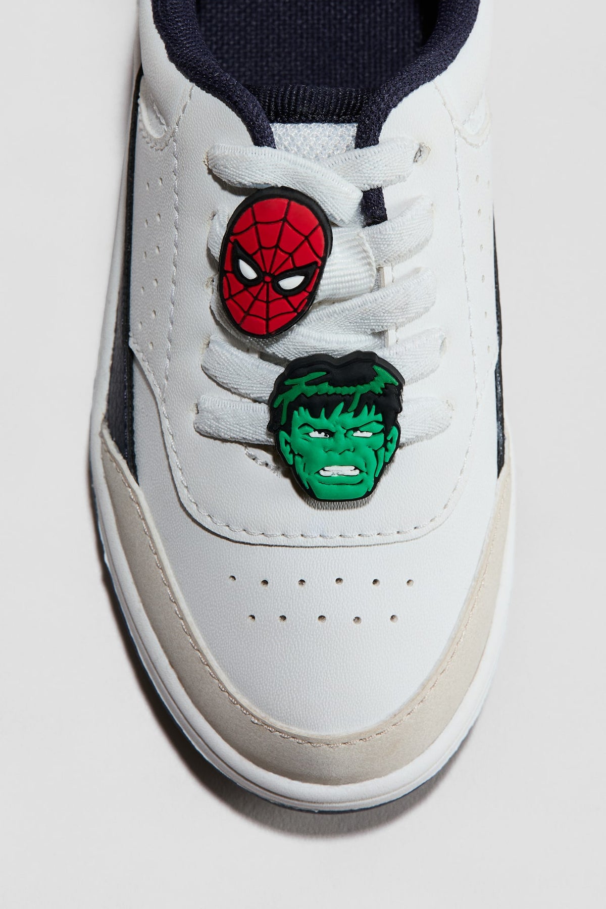 TENIS BLANCOS MARVEL