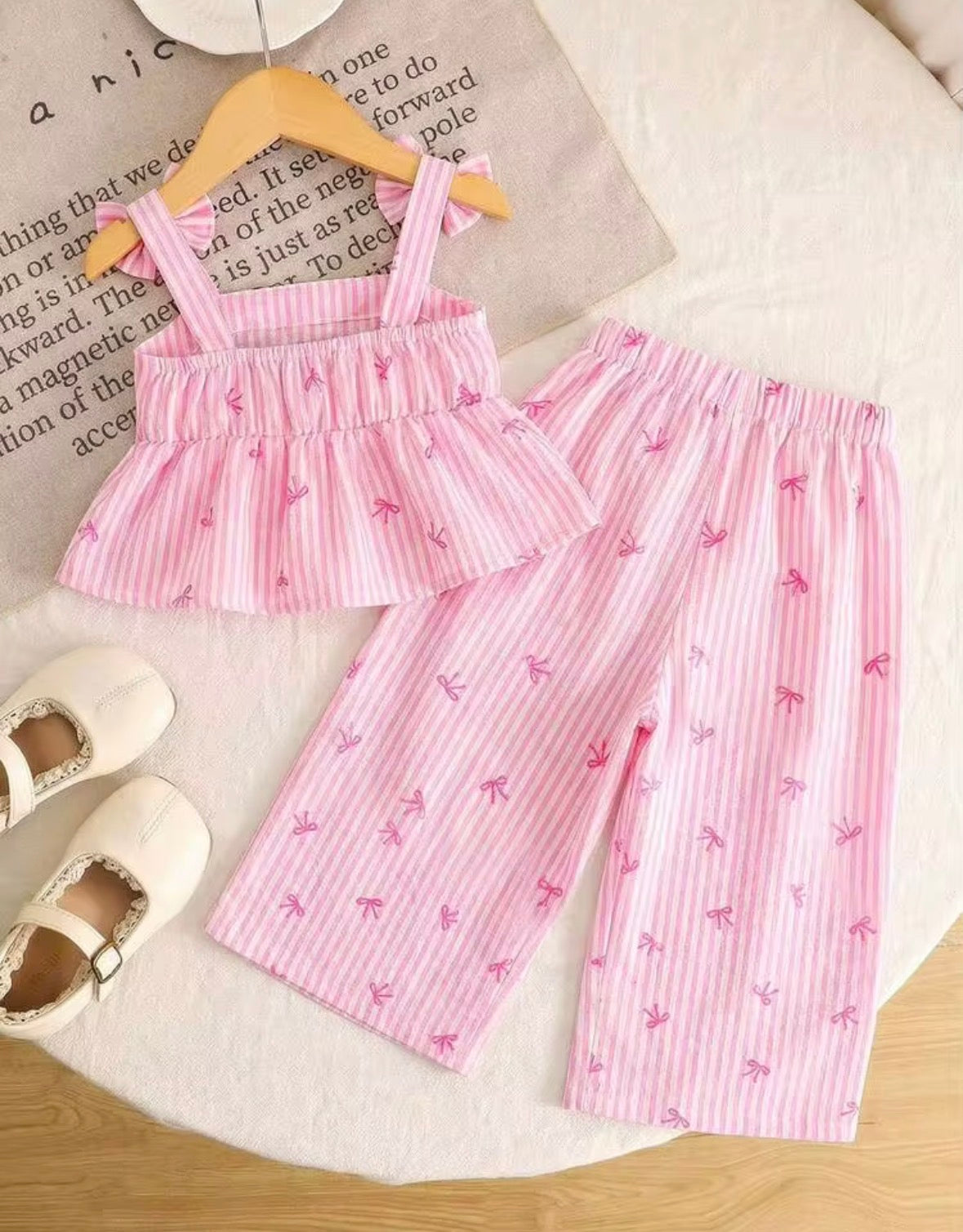 CONJUNTO ROSA CHONGUITOS EN LOS HOMBROS