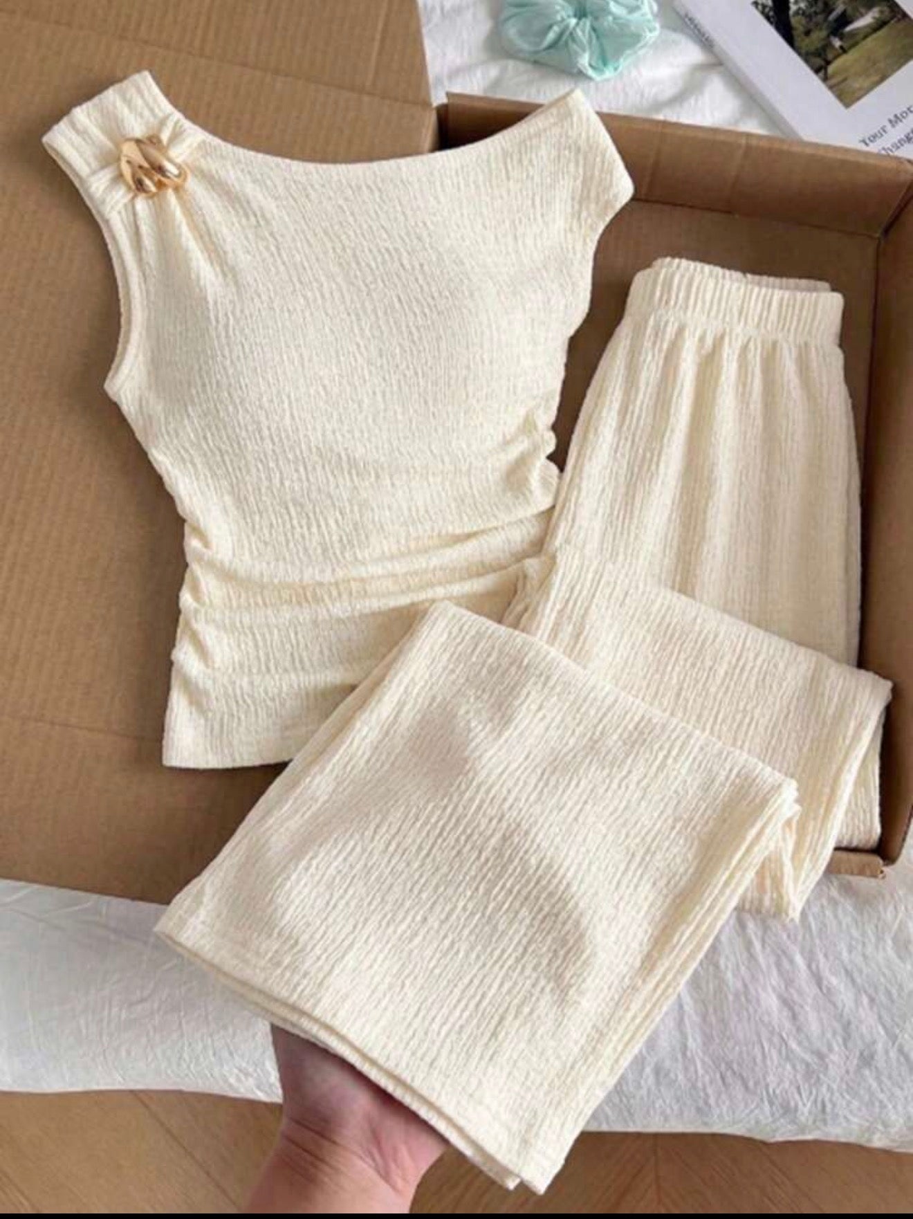 CONJUNTO BEIGE DETALLE DORADO HOMBRO TEEN