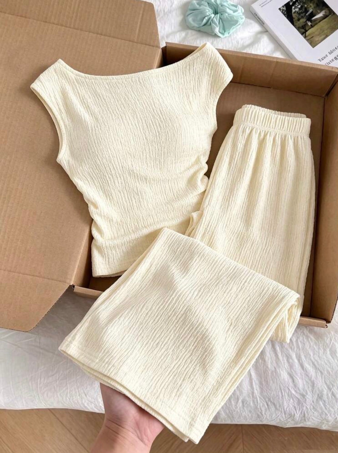 CONJUNTO BEIGE DETALLE DORADO HOMBRO TEEN
