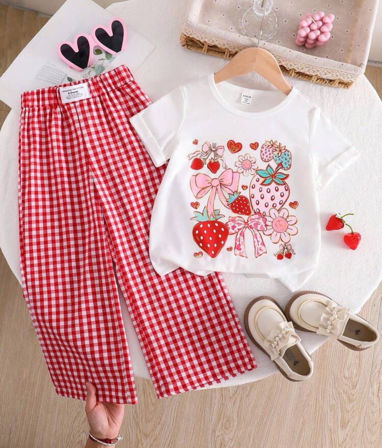 Conjunto fresas y pantalón cuadros