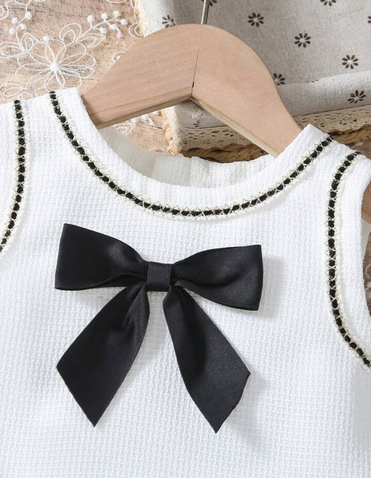 VESTIDO BLANCO CON CHONGO NEGRO