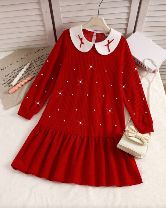 Vestido rojo cuello y perlas
