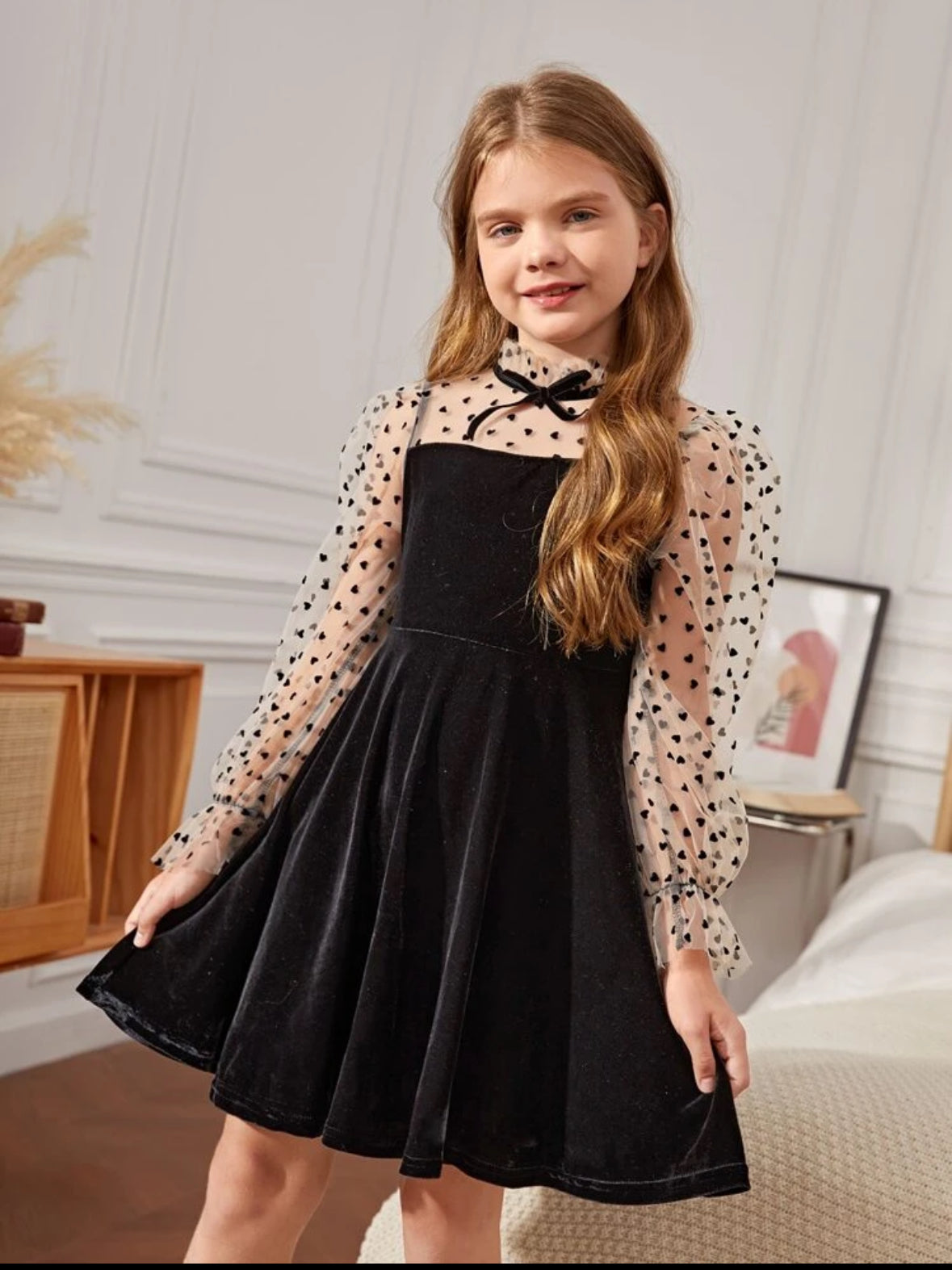 VESTIDO NEGRO CON MANGAS DE TUL CORAZONES