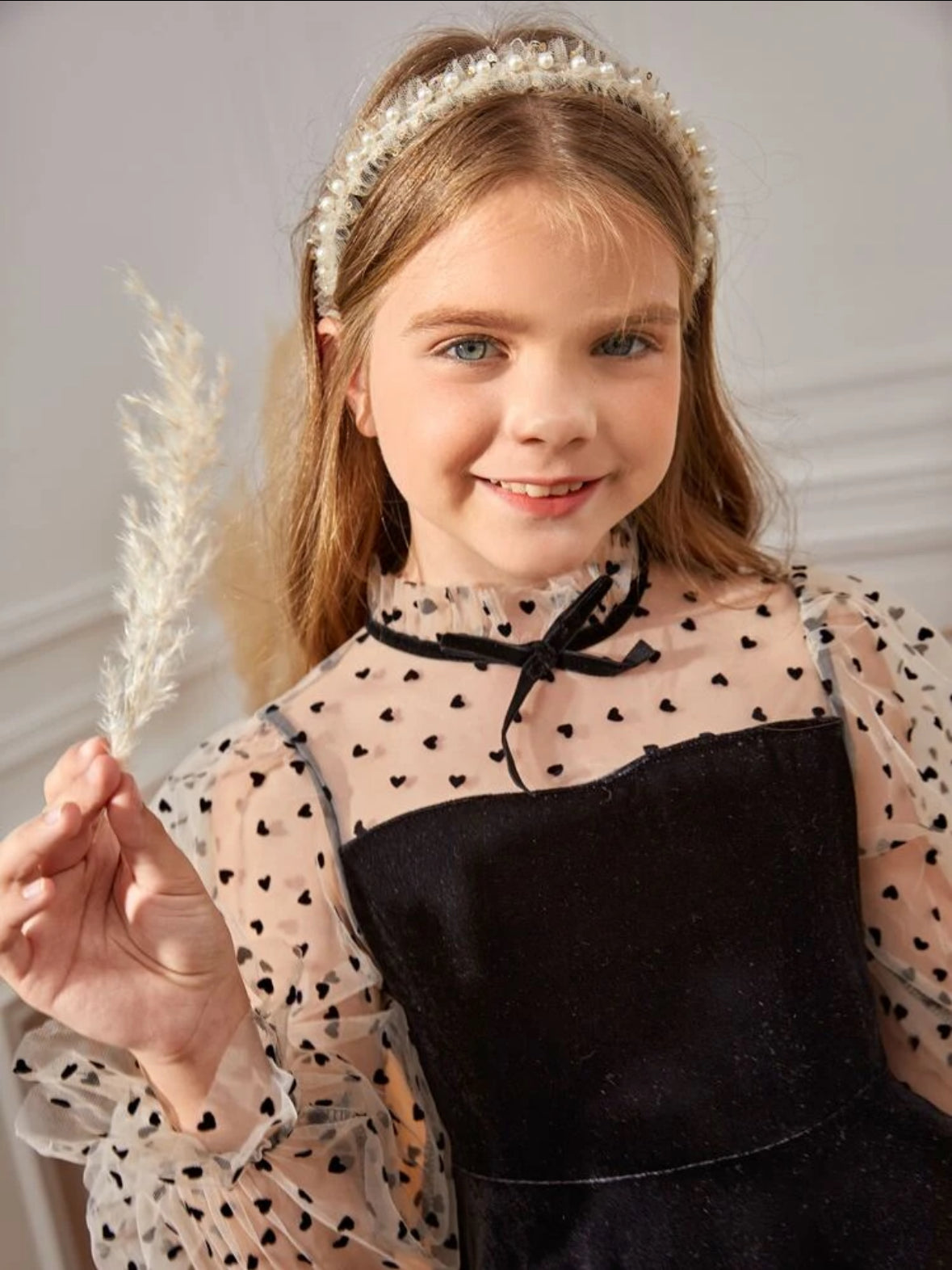 VESTIDO NEGRO CON MANGAS DE TUL CORAZONES