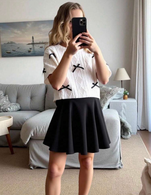 CONJUNTO FALDA NEGRA Y CAMISA BEIGE CHONGOS