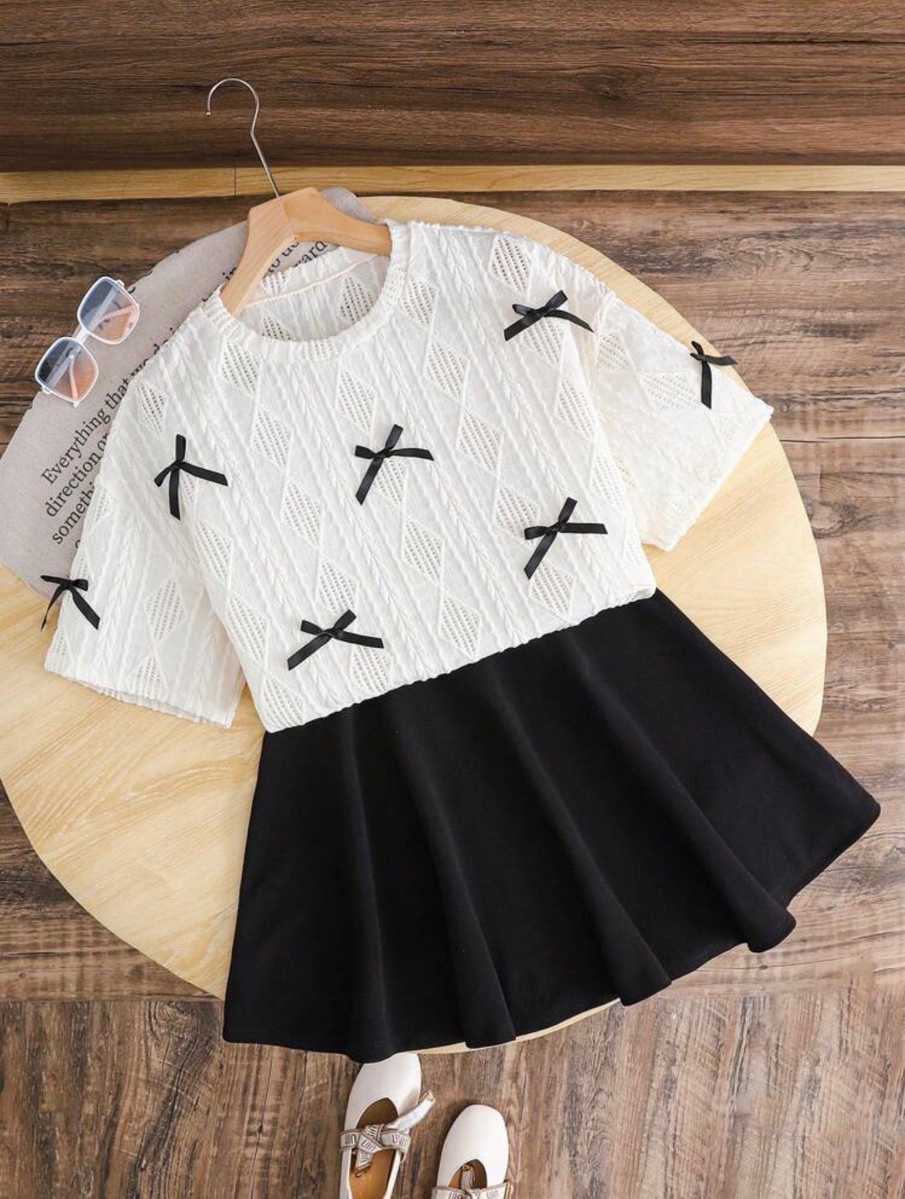 CONJUNTO FALDA NEGRA Y CAMISA BEIGE CHONGOS