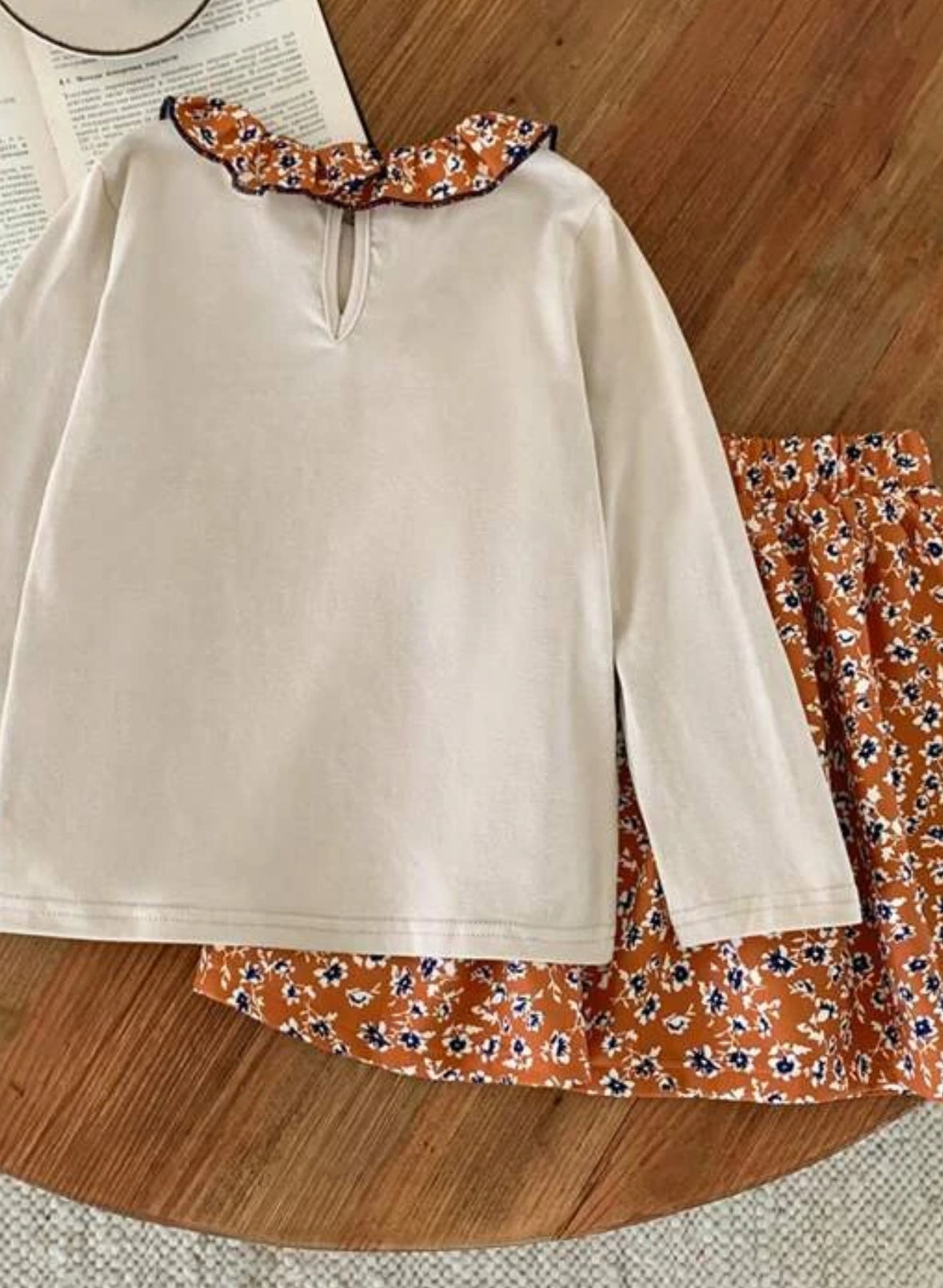 CONJUNTO FALDA FLORES Y CAMISA BLANCA