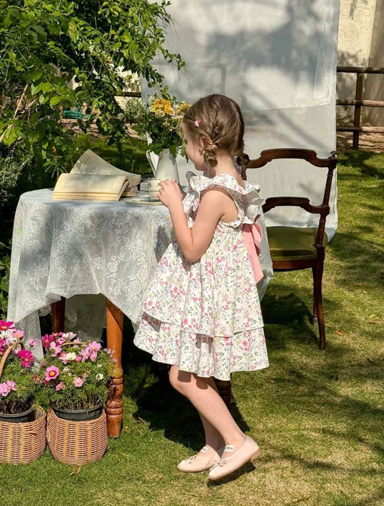 Vestido flores  con chongo en la espalda