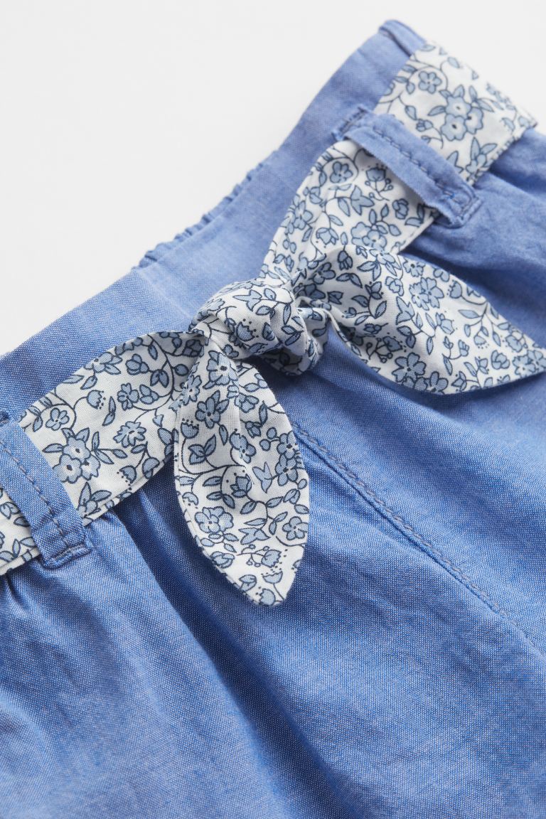 Shorts con cinturón de lazo de flores Azul